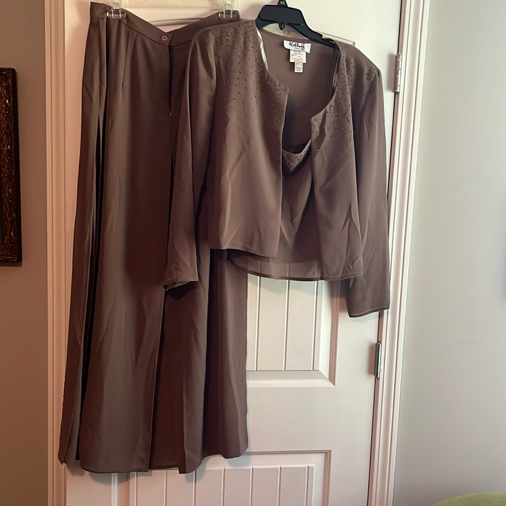Brown 3 piece pant suit 100% polyester, hand wash Joseph Ribkoff. sequins/shear